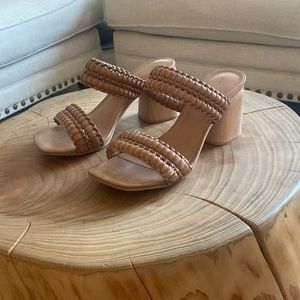 UNIVERSAL THREAD Womens Tan Sandals Size 6. In Great Condition. Worn Once